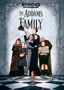 "The Addams Family" in verschnörkelter Schrift oben. Eine schräge Familie in altmodischer Kleidung posiert zusammen., Buch