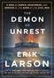 Buchtitel: "The Demon of Unrest", Autor: Erik Larson. Ein brennendes Fort auf einem stürmischen Meer, dramatische Beleuchtung., Buch