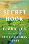 "The Secret Book of Flora Lea" von Patti Callahan Henry. Landschaft mit Fluss und Feldern bei Sonnenuntergang., Buch