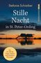 „Stefanie Schreiber, Stille Nacht in St. Peter-Ording“, Krimi-Cover zeigt Pfahlbauten im Sonnenuntergang am Wasser., Buch