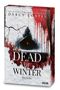 „Die internationale Bestsellerautorin Darcy Coates“, „Dead of Winter“, „Ein Thriller“. Ein dunkles Haus in schneebedecktem Wald., Buch