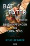 "Bat Eater und andere Beschimpfungen für Cora Zeng. Ein Gothic-Thriller. Kylie Lee Baker. Festa." Fledermaus mit Blumen.