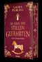 "Im Haus der stillen Gefährten" von Laura Purcell. Ein rotes Buch mit goldenen Verzierungen und einem Schaukelpferd., Buch