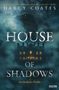 „HOUSE OF SHADOWS“; Oben ein großer Rabe, im Hintergrund ein dunkles Herrenhaus mit leuchtenden Fenstern im Nebel., Buch