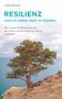 "Resilienz: stark im Leben, stark im Glauben" steht über einem Baum an einer Küste mit Meer und Himmel im Hintergrund.