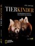 „TIERKINDER“ von Joel Sartore, zwei rote Pandabären auf schwarzem Hintergrund, National Geographic Logo., Buch