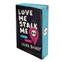 "LOVE ME STALK ME", "DARK ROMANCE", "I love you...", "You stalk me.", "LAURA BISHOP", "VAJONA". Rosa Pin, Schädel-Design., Buch