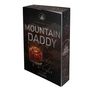 "Mountain Daddy" von S.J. Tilly, Roman. Dunkles Cover mit einem Glas Whiskey und alten Schlüsseln.