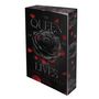 Der Text lautet: "The Queen of All That Lives, Laura Thalassa, Roman Vajona". Eine schwarze Rose mit roten Akzenten.