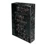 „One Dark Kiss“ von Rebecca Zanetti, Roman. Dunkle Blumen und Blasen vor einer gotischen Fensterstruktur., Buch