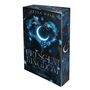 "Crescent Kingdom" und "Roman Vajona" auf einem Buchcover. Ein leuchtender Halbmond in Herzform, umgeben von blauen Rosenblättern.