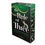 "The Rule of Three" von Sara Cate, dunkelgrünes Cover mit goldener Halskette und smaragdgrünem Anhänger.