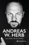 "ANDREAS W. HERB, GO HARD OR GO HOME." Ein Schwarzweißfoto zeigt einen Mann mit ernstem Blick frontal porträtiert.