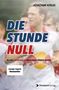 „DIE STUNDE NULL: Als die Roten Bullen noch keine Hörner hatten.“ Unscharfer sportlicher Hintergrund mit Spielern.