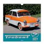 "Trabant 2027" Text über einem orange-weißen Retro-Auto, umgeben von grüner Hecke auf Asphalt. Oben Kalenderbindung., Kalender