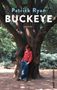 Text: "Patrick Ryan, BUCKEYE, ROMAN". Ein Junge lehnt an einem großen Baum in einem Garten. Er trägt ein rotes Hemd., Buch