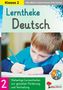 Klasse 2, Lerntheke Deutsch, Vielseitige Lerneinheiten. Ein Junge schreibt konzentriert mit einem blauen Stift., Buch