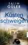 „Küsten schweigen“, Salim Güler, Ostseekrimi. Ein Strandpfad führt zwischen Dünen zu Strandkörben am Meer bei Sonnenuntergang., Buch
