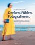 "Denken. Fühlen. Fotografieren." Eines der Texte oben. Verschwommene Person in Gelb, Meer im Hintergrund, blauer Himmel., Buch