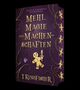 „MEHL, MAGIE UND MACHENSCHAFTEN“ steht in großen goldenen Buchstaben. Es zeigt einen Lebkuchenmann mit Messer.