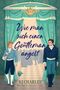 "Wie man sich einen Gentleman angelt" steht in blauer Schrift vor grünen Vorhängen. Zwei elegant gekleidete Männer sind darunter abgebildet., Buch