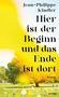 Buchtitel: "Hier ist der Beginn und das Ende ist dort". Eine Landschaft mit Wiese, Blumen und großem Baum, helle Farben., Buch