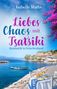 Buchtitel: "Liebeschaos mit Tsatsiki" von Isabelle Maris. Ein idyllischer, griechischer Hafen mit Boot, Tisch und blühenden Büschen., Buch