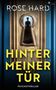 „Hinter meiner Tür“, Psychothriller, Rose Hard. Ein Schlüsselloch zeigt eine Silhouette, umgeben von einer Holztür., Buch