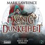 "Mark Lawrence" und "König der Dunkelheit" in großer Schrift. Illustration: Eine Person mit grünem Umhang auf einem Thron.