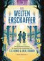 „Die Welten Erschaffer“ in großer Schrift. Zwei Figuren gehen Hand in Hand im Wald. Bäume und Fantasiewesen umgeben sie., Buch