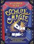 "Willkommen in der Schule der Magie" steht groß, darunter eine illustriert Hand mit Zauberstab und Spielkarten auf blauem Hintergrund., Buch