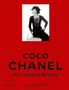 COCO CHANEL Ihr Leben in Bildern. Schwarz-weißes Porträt einer Frau mit Hut und Rüschenbluse auf rotem Hintergrund., Buch