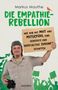 Text: "Markus Mauthe. DIE EMPATHIE-REBELLION. Wie wir mit Mut und Mitgefühl eine gerechte und nachhaltige Zukunft schaffen." 

Ein Mann hält ein Schild, im Hintergrund sind grüne Silhouetten von demonstrierenden Menschen., Buch