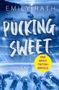 "PUCKING SWEET", gelbe Plakette "DER SPICY TIKTOK-ERFOLG", Eishockey-Spielfeld, Mikrofone im Vordergrund., Buch