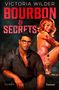 "Bourbon & Secrets" von Victoria Wilder, ein Roman. Illustration mit Mann in Hemd, Frau im Kleid, Flasche auf Tisch.
