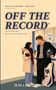 „WOLVES OF ASHFORD · BOOK TWO“, darunter „OFF THE RECORD“. Eine Frau mit Notizbuch, ein Mann hält Hockeyausrüstung., Buch