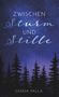 "Zwischen Sturm und Stille" in hellen Buchstaben. Nachthimmel mit Sternen über Silhouette von Tannen. Autor: Saskia Palla., Buch