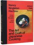 Buchcover: "Nancy Singleton Hachisu: The Art and Craft of Japanese Cooking". Zitat von Alice Waters. Teller mit Essen., Buch
