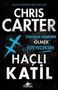 Text: "Chris Carter, Tereeddüt Etmeden Ölmek İsteyeceksin, Haçlı Katil". Düsterer Hintergrund mit einem blauen Kreuz.