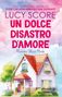 Text: „Dall'autrice del bestseller Cose che non abbiamo mai superato. Lucy Score. Un dolce disastro d'amore. Mistakes Were Made.“  
Illustration: Ein lila-rotes Haus mit Frau und Hund.