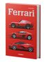 "Ferrari The Grand Compendium" steht in großer Schrift auf einer roten Fahrzeugoberfläche mit Ferrari-Logo.