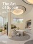 Text: "The Art of Space, Jouin Manku Studio." Elegantes modernes Interieur mit hellen Farben und minimalistischen Möbeln.
