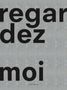Der Text "regardez-moi" in großen, schwarzen Buchstaben auf grauem Hintergrund. Unten steht "HANNIBAL"., Buch