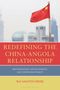 „Redefining the China-Angola Relationship“ steht groß in Rot, mit Autor Rui Santos Verde. Chinesische Flagge im Hintergrund., Buch