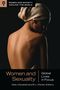Text oben: "Women and Society Around the World". Text unten: "Women and Sexuality: Global Lives in Focus", Kelly Campbell, M.L. Parker. Rücken einer Frau in dunkler Umgebung.