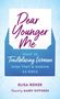 "Dear Younger Me" zeigt einen hellblauen Umschlag mit einem Einschub. Autorin: Elisa Boxer; Vorwort von Gabby Giffords.