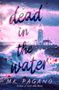 „dead in the water“, „MK PAGANO“, „Author of Girls Who Burn“. Ein Leuchtturm, umgeben von stürmischen Wellen und Wassertropfen.