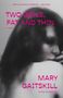 „TWO GIRLS, FAT AND THIN“ von Mary Gaitskill. Unscharfes Gesicht einer Frau, Hälfte im Schatten.