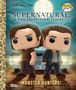 „Supernatural: The Television Series. Monster Hunters!“ Zwei Figuren mit großen Köpfen vor einem Auto, Vollmond im Hintergrund., Buch