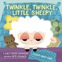 Der Text „Twinkle, Twinkle, Little Sheepy.“ Illustration eines schlafenden Schafs mit Teddybär und Sternen im Hintergrund.